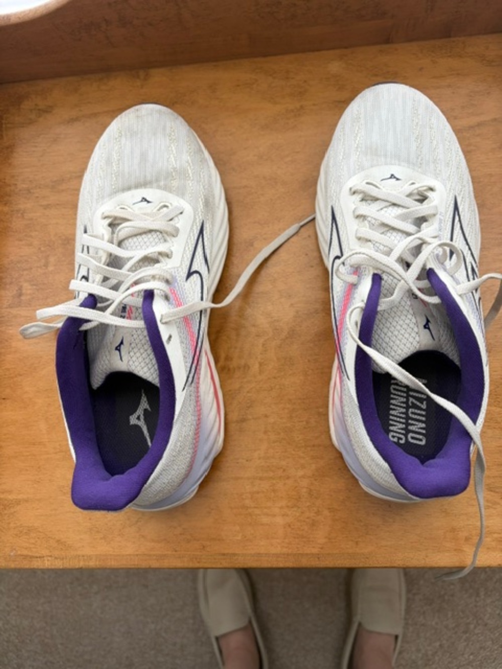Mizuno White Running Shoes with Purple Collar and Pink Accents